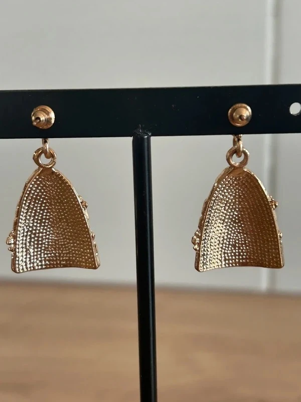 Kleine gouden en zwarte oorbellen met chique en retro effect – photo 4